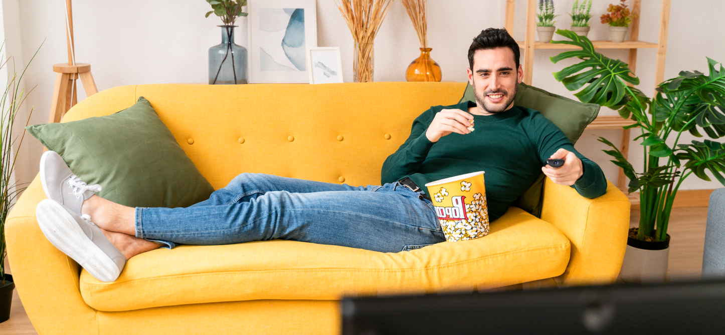 Bild zeigt einen Mann vor dem Fernseher