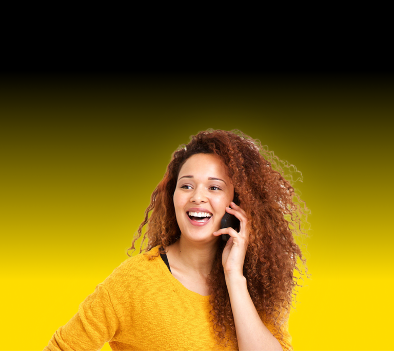 Frau telefoniert mit einem günstigen eSIM-Handytartif von cybersim.