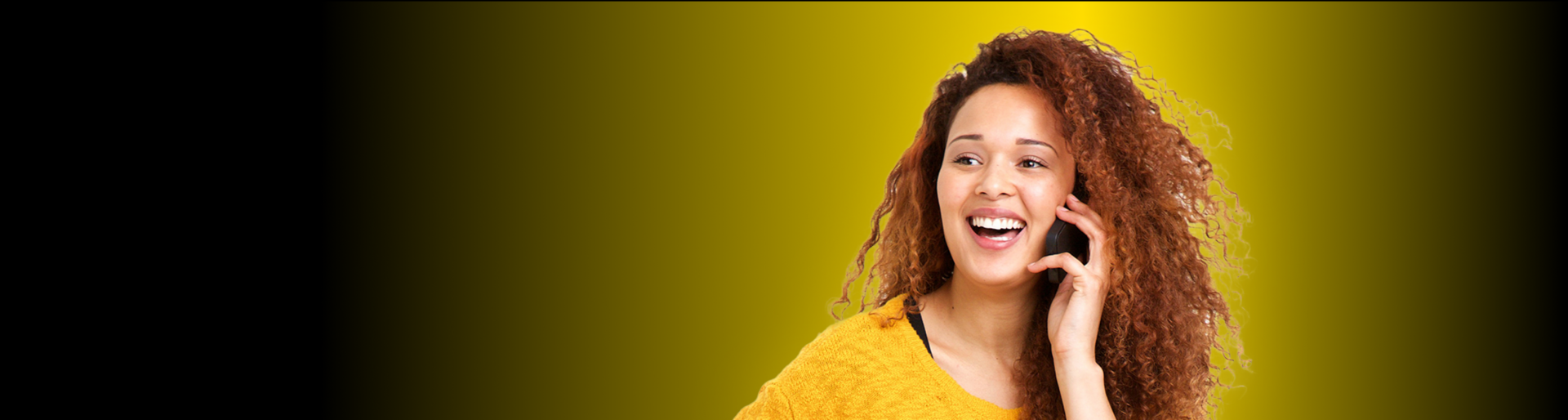 Frau telefoniert mit einem günstigen eSIM-Handytartif von cybersim.