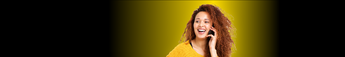 Frau telefoniert mit einem günstigen eSIM-Handytartif von cybersim.