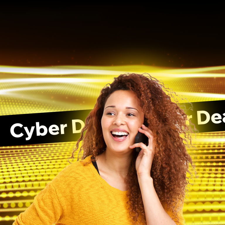 Frau telefoniert mit einem günstigen eSIM-Handytartif von cybersim.